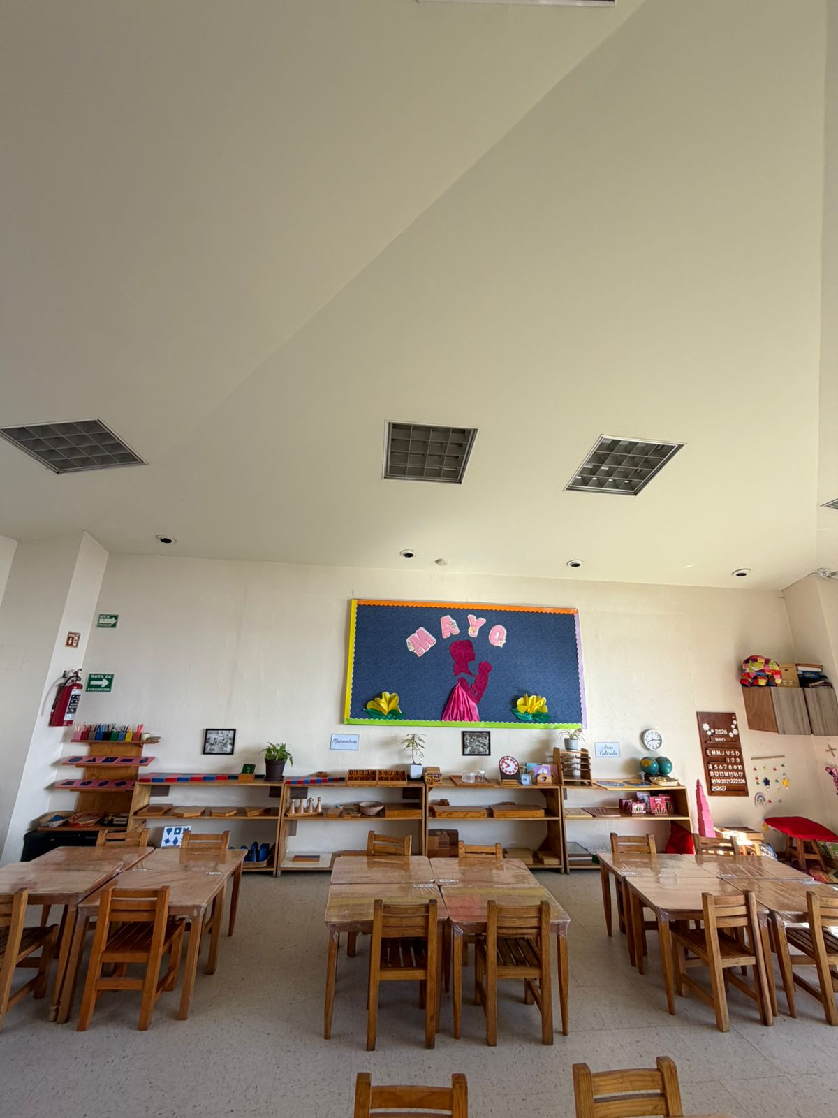 Materiales Montessori salón naranja
